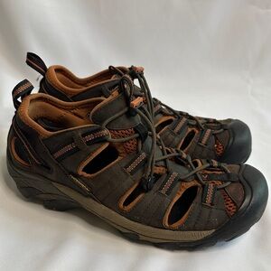 Men’s Keens, Size 10